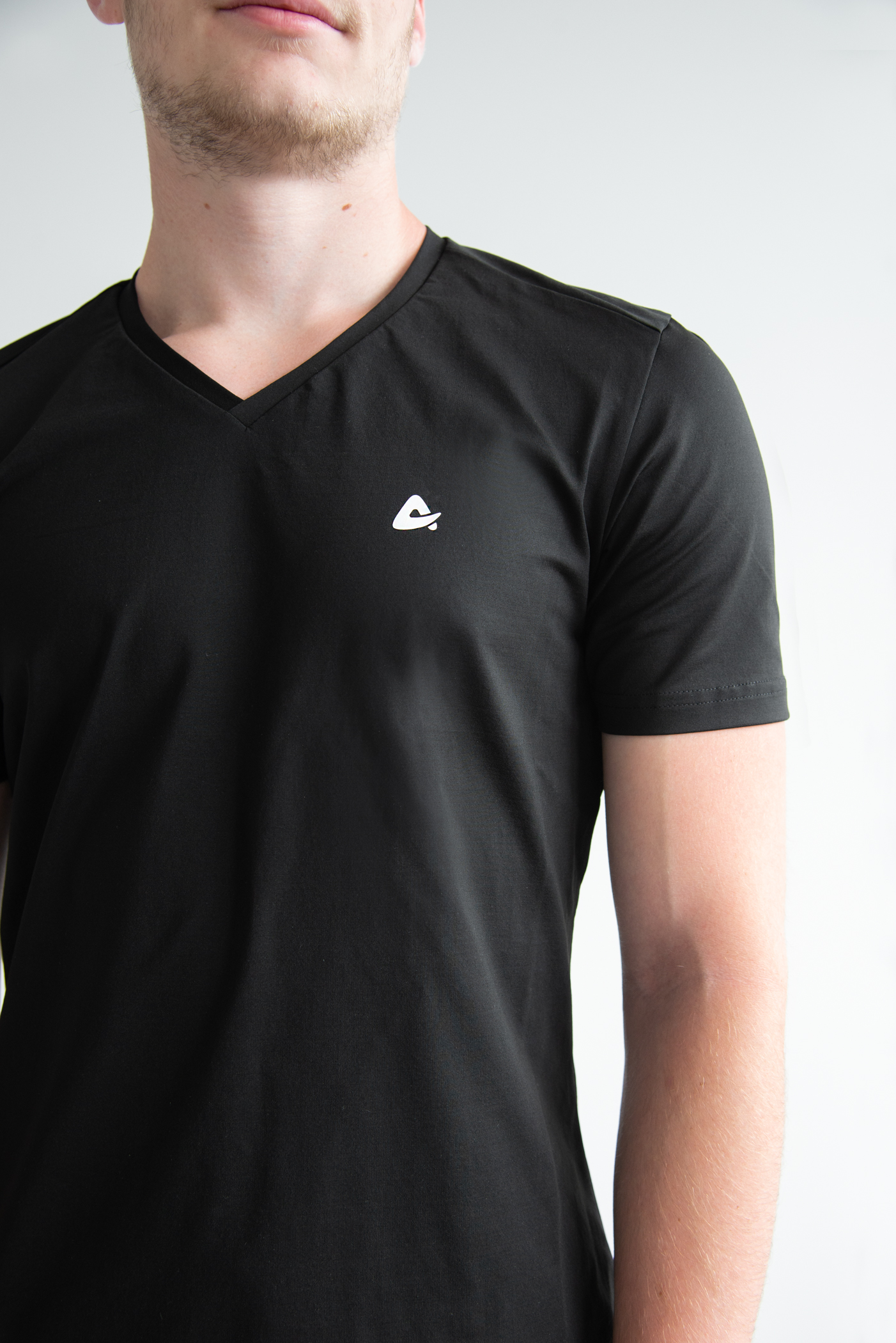 T-shirt Noir Col V Manches Courtes Homme - Aura Evolution